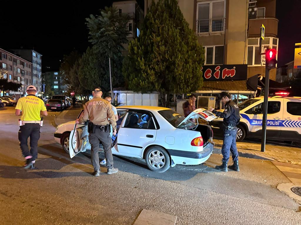 Asayiş Şube Müdürlüğü Koordinesinde Birimlerimizce Sabit Uygulama ve Umuma Açık İşyeri Uygulaması Düzenlenmiştir.